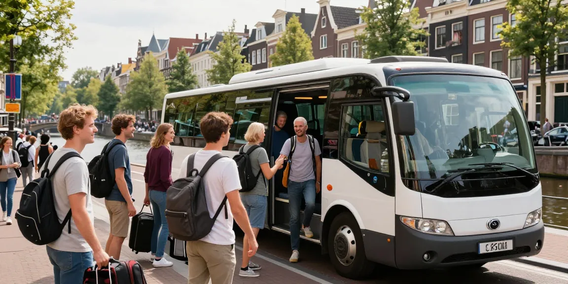 Groep reizigers die een taxi bus in Amsterdam instapt, waarmee het gemak van groepsvervoer wordt getoond.